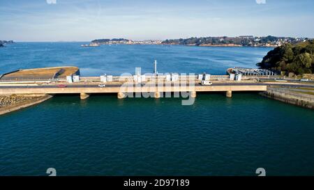 La Richardais (Bretagne, Nordwestfrankreich): Luftaufnahme des Staudamms und des Kraftwerks Rance Tidal Stockfoto