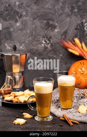 Kürbis süß würziger Latte mit Herbstkeks Stockfoto