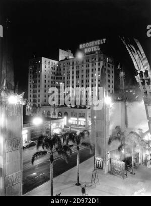 Blick auf den Innenhof des Grauman's Chinese Theatre mit Blick auf die Roosevelt Hotel auf Hollywood Boulevard Los Angeles während der Präsentation von STAN LAUREL und OLIVER HARDY und LAWRENCE TIBBETT in DER ROGUE SONG 1930 Regisseure LIONEL BARRYMORE und HAL ROACH Metro Goldwyn Mayer Stockfoto