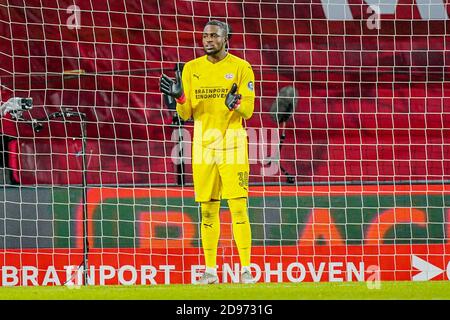 Yvon Mvogo vom PSV Eindhoven während der Niederländischen Meisterschaft Eredivisie Fußballspiel zwischen PSV und ADO Den Haag am 01. November 2020 im Philips Stadion in Eindhoven, Niederlande - Foto Jeroen Meuwsen / Orange Pictures / DPPI / LM Stockfoto