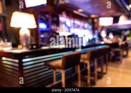 Perspektivische Ansicht der betrunkenen Person mit verschwommener Sicht in der Bar Stockfoto