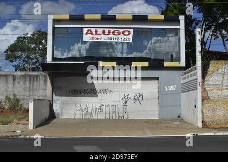 Brasilien, 01, 11, 2020, Stadt Marilia, Staat Sao Paulo, zeigt das Foto die Fassade eines Geschäfts geschlossen wegen der Pandemie von 19, Stockfoto