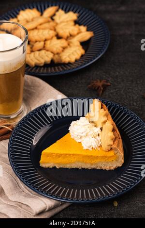 Kürbis würziger Latte mit herbstlichen Plätzchen und süßem Kuchen. Stockfoto