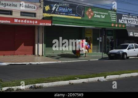 Brasilien, 01, 11, 2020, Stadt Marilia, Staat Sao Paulo, das Foto zeigt einen Verkäufer von Gummikugeln in einer Stadt auf dem Land, mit hohen unemployme Stockfoto