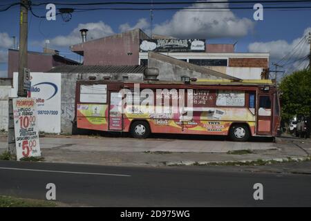 Brasilien, 01, 11, 2020, Stadt Marilia, Bundesstaat Sao Paulo, vor einem Retro-Bus, der Snacks und Getränke im Fastfood-Stil verkauft Stockfoto