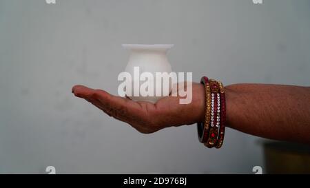 Zucker Karwa und Zucker Spielzeug für karwachauth Festival, indische Kultur, Happy Karwa Chauth Festival, Hindu verheiratet Festival Ritual von Karwa Cahuth Stockfoto