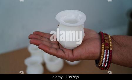 Zucker Karwa und Zucker Spielzeug für karwachauth Festival, indische Kultur, Happy Karwa Chauth Festival, Hindu verheiratet Festival Ritual von Karwa Cahuth Stockfoto