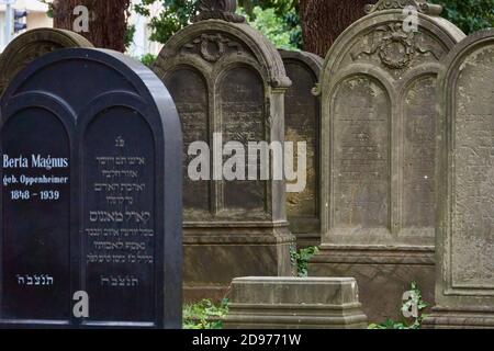 Raunschweig, Deutschland, 27. August 2020: Wettergezeichnete Grabsteine auf dem historischen jüdischen Friedhof in Braunschweig Stockfoto