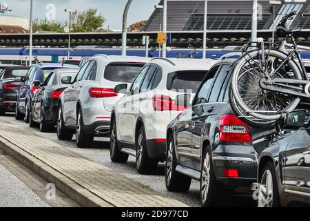 Sylt, 5. September 2020: Autos warten in einer langen Schlange vor dem Eingang der Motorbahn von der Insel Sylt zum Festland Stockfoto