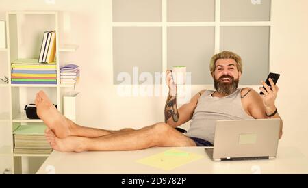 Investition in sich selbst. Cyber montag Verkauf. Alternative Büro freiberuflich. Home Working Online-Nutzung Internet. Freie Freizeit. Moderne Job-Lifestyle. Barfuß-Mann beim Film auf dem Laptop-Bildschirm zu Hause. Stockfoto