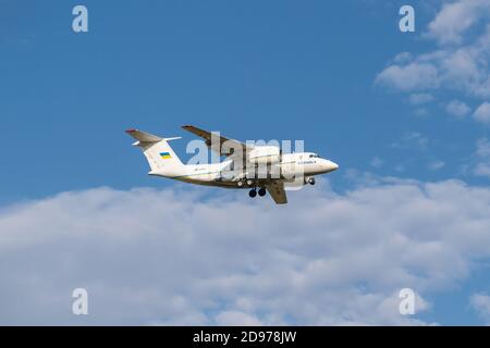 Boryspil, Ukraine - 25. September 2020: Die ukrainische Regierung Antonov an-74TK-300D landet auf dem Flughafen Stockfoto