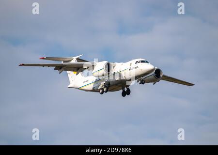 Boryspil, Ukraine - 25. September 2020: Die ukrainische Regierung Antonov an-74TK-300D landet auf dem Flughafen Stockfoto