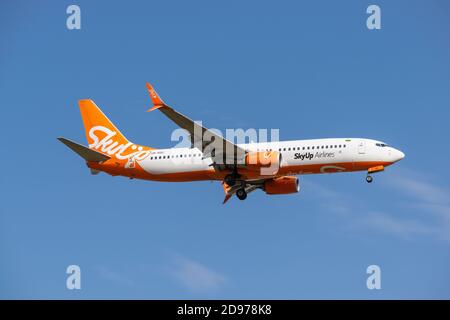 Boryspil, Ukraine - 25. September 2020: SkyUp Boeing 737-800 landet auf dem Flughafen Stockfoto
