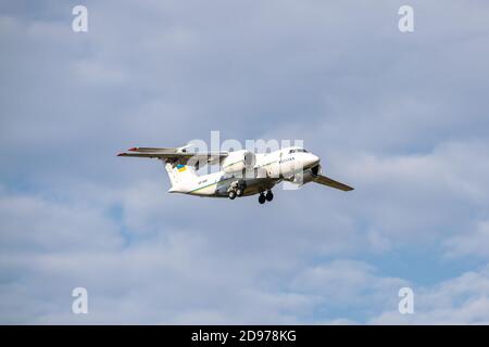 Boryspil, Ukraine - 25. September 2020: Die ukrainische Regierung Antonov an-74TK-300D landet auf dem Flughafen Stockfoto