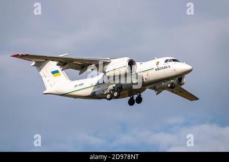 Boryspil, Ukraine - 25. September 2020: Die ukrainische Regierung Antonov an-74TK-300D landet auf dem Flughafen Stockfoto