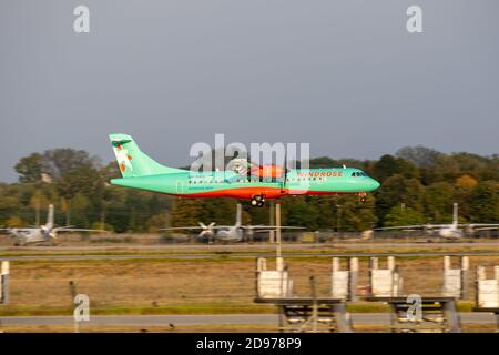 Boryspil, Ukraine - 25. September 2020: Windrose ATR-72-600 landet auf dem Flughafen Stockfoto