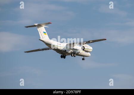 Boryspil, Ukraine - 25. September 2020: Die ukrainische Regierung Antonov an-74TK-300D landet auf dem Flughafen Stockfoto