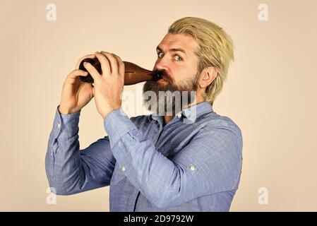 Hipster-Ruhe im Pub. Sportliebhaber aufmuntern. Reifer Mann hält Glasflasche Bier. Betrunken Hipster männlichen Handwerk Flaschenbier. Glücklicher Mann halten volle Glasflasche in der Hand. Männlich hält Flasche Bier. Stockfoto