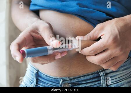 Junger Mann Hand mit Insulin-Stift Nahaufnahme Stockfoto