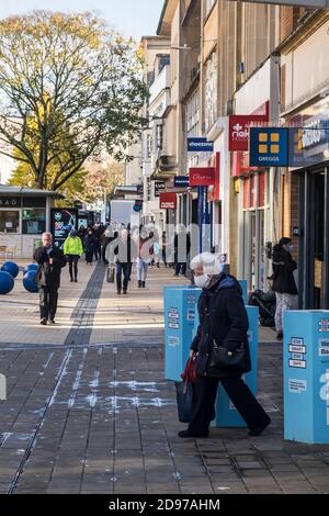 Bristol, Großbritannien. November 2020. Ein geschäftiges Shopping-Tag in Bristol. Die Menschen bevorraten sich vor nicht wichtigen Geschäften, die während der zweiten nationalen Sperre innerhalb von zwei Tagen geschlossen werden. Kredit: JMF Nachrichten/Alamy Live Nachrichten Stockfoto