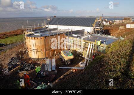 Die Bauarbeiten auf dieser Dorfhalle-Baustelle verlaufen gut Mit Flachdach fast fertig und Bodenplatte gegossen und Dach fast vollständig Stockfoto