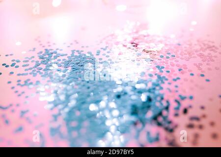 Rosa und blau funkelt und leuchtet auf dem rosa Hintergrund. Stockfoto
