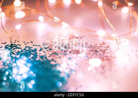 Rosa und blau funkelt und leuchtet auf dem rosa Hintergrund. Stockfoto