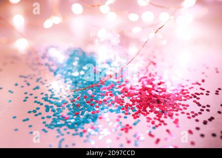 Rosa und blau funkelt und leuchtet auf dem rosa Hintergrund. Stockfoto