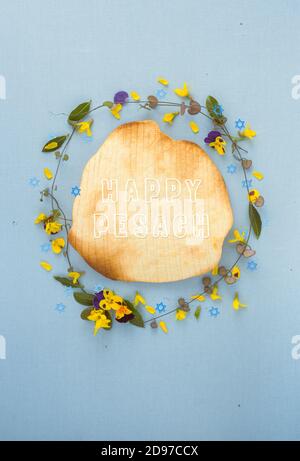 'Happy Pesach' Karte mit Blumen und koscheres Matzobrot. Passahwünsche. Stockfoto