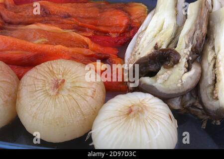 Typisch katalanische Küche mit Zwiebeln Auberginen und rotem Paprika Stockfoto