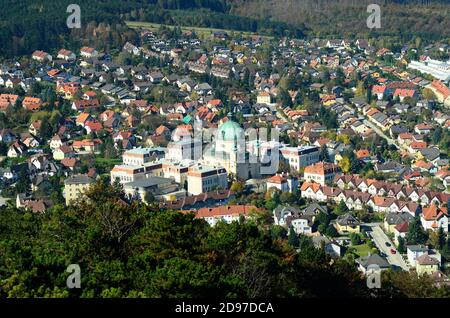 Österreich, Stadtbild Berndorf mit Häusern und beeindruckender Margaretenkirche Stockfoto