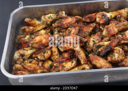 Gebratene Hähnchenflügel als amerikanisches Essen Stockfoto