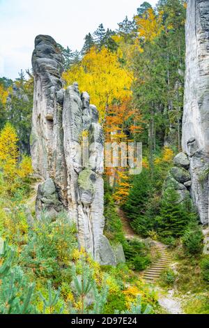 Sandsteinfelsenbildung im lebendigen Herbstwald. Prachov Rocks, Tschechisch: Prachovske skaly, im Böhmischen Paradies, Tschechische Republik Stockfoto