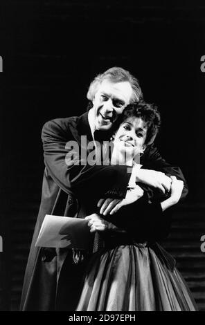 Kevin Colson (Sir George Dillingham), Kathleen Rowe McAllen (Giulietta Trapani) in ASPECTS OF LOVE at the Prince of Wales Theatre, London W1 17/04/1989 Musik & Buch von Andrew Lloyd Webber Texte: Don Black & Charles Hart Design: Maria Bjornson Beleuchtung: Andrew Bridge Choreographie: Gillian Lynne Regisseur: Trevor Nunn Stockfoto