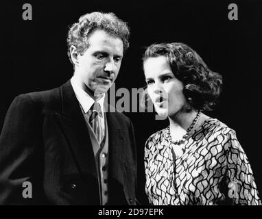 WACH AUF UND SINGE! Von Clifford Odets Design: Martin Johns Beleuchtung: Leonard Tucker Regie: Lou Stein Michael J. Jackson (Moe Axelrod), Elaine R. Smith (Hennie Berger) Palace Theatre, Watford, England 04/04/1989 (c) Donald Cooper/PhotoStage photos@photostage.co.uk Ref./BW-P-153-11 Stockfoto