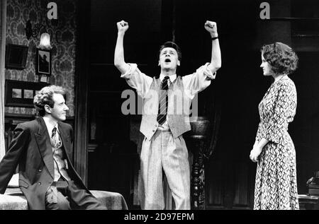 WACH AUF UND SINGE! Von Clifford Odets Gestaltung: Martin Johns Beleuchtung: Leonard Tucker Regie: Lou Stein l-r: Michael J. Jackson (Moe Axelrod), Michael Grandage (Ralph Berger), Elaine R. Smith (Hennie Berger) Palace Theatre, Watford, England 04/04/1989 (c) Donald Cooper/PhotoStage photos@photostage.co.uk Ref./BW-P-153-18 Stockfoto