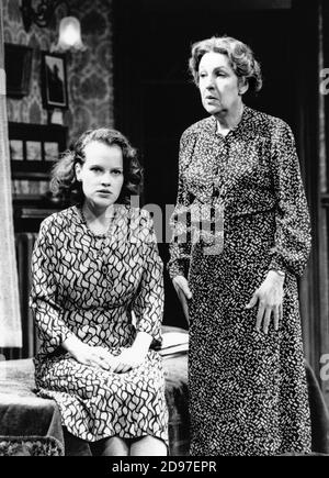 WACH AUF UND SINGE! Von Clifford Odets Gestaltung: Martin Johns Beleuchtung: Leonard Tucker Regie: Lou Stein l-r: Elaine R. Smith (Hennie Berger), Doreen Mantle (Bessie Berger) Palace Theatre, Watford, England 04/04/1989 (c) Donald Cooper/PhotoStage photos@photostage.co.uk Ref./BW-P-153-27 Stockfoto