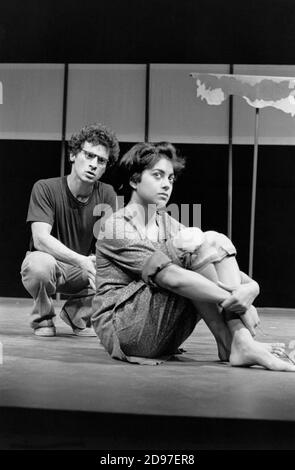 Vincent Ebrahim (Haroon), Rita Wolf (Amina) in BORDERLINE von Hanif Kureishi am Royal Court Theatre, London SW1 05/11/1981 eine Koproduktion mit der Joint Stock Theatre Group Design: Peter Hartwell & Anabel Temple Lighting: Hugh Laver Regie: Max Stafford-Clark Stockfoto