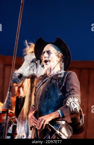 DON QUIXOTE von Massenet Dirigent: Emmanuel Joel Bühnenbild: John Gunter Kostüme: Deirdre Clancy Beleuchtung: Simon Tapping Choreographie: Lindsay Dolan Regie: Ian Judge Richard Van Allan (Don Quixote) English National Opera (ENO), London Coliseum WC2 08/10/1994 (c) Donald Cooper/PhotoStage photos@photostage.co.uk Ref./CT-10 Stockfoto