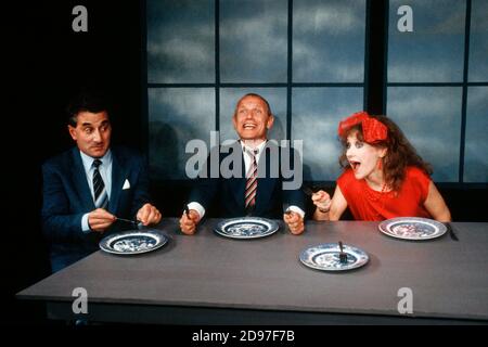 l-r: Henry Goodman, Steven Berkoff und Anita Dobson in KVETCH von Steven Berkoff am Garrick Theater, London WC2 08/10/1991 Design: Silvia Jahnsons Regie: Steven Berkoff Stockfoto