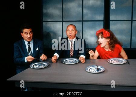 l-r: Henry Goodman, Steven Berkoff und Anita Dobson in KVETCH von Steven Berkoff am Garrick Theater, London WC2 08/10/1991 Design: Silvia Jahnsons Regie: Steven Berkoff Stockfoto