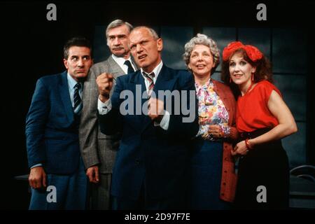 l-r: Henry Goodman, Stanley Lebor, Steven Berkoff, Thelma Ruby und Anita Dobson in KVETCH von Steven Berkoff am Garrick Theater, London WC2 08/10/1991 Design: Silvia Jahnsons Regie: Steven Berkoff Stockfoto