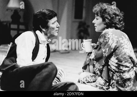 Tom Bell (Tom Fearon), Lynn Farleigh (Mary Fearon) in THE MAN WHO FAILED IN HIS WIFE von Ted Whitehead at the Lyric Hammersmith Studio, London W6 02/1984 Design: Poppy Mitchell Beleuchtung: Dave Horn Regie: Peter James Stockfoto