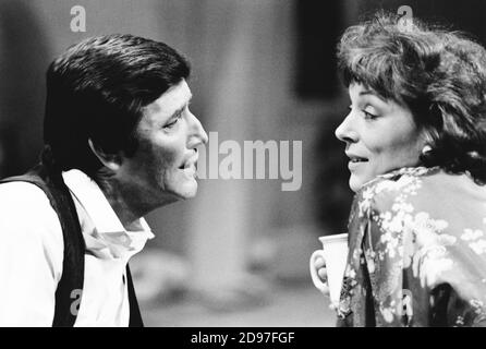 Tom Bell (Tom Fearon), Lynn Farleigh (Mary Fearon) in THE MAN WHO FAILED IN HIS WIFE von Ted Whitehead at the Lyric Hammersmith Studio, London W6 02/1984 Design: Poppy Mitchell Beleuchtung: Dave Horn Regie: Peter James Stockfoto