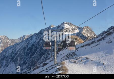 Stubai, Österreich - 23. Dezember 2015: Nicht identifizierte Personen in der Seilbahn auf dem Stubaier Gletscher, bevorzugtes Skigebiet in den österreichischen alpen Stockfoto