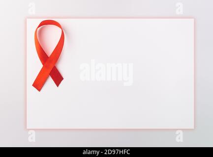 Rotes Schleife Symbol HIV, AIDS Krebs Bewusstsein mit Schatten, Studio-Aufnahme isoliert auf weißem Hintergrund, Gesundheitsmedizin Konzept, Welt AIDS Tag Stockfoto