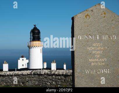 Lighthouse & Willkommens-Schild am Dunnet Head Stockfoto