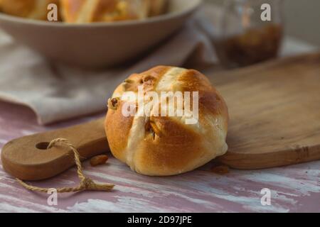 Frisch gebackene traditionelle Hot-Cross-Brötchen. Britisches Osterbrot Stockfoto