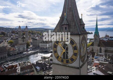 Luftaufnahme, Drohnenbild von Zürich, Schweiz.Kirchen: Im Zentrum Sankt Peter, links Grossmünster, rechts Fraumünster Stockfoto