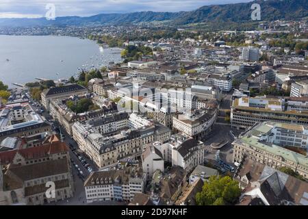 Drohnenansicht von Zürich vom Paradeplatz, wo sich die Ufer befinden, zum See. Stockfoto